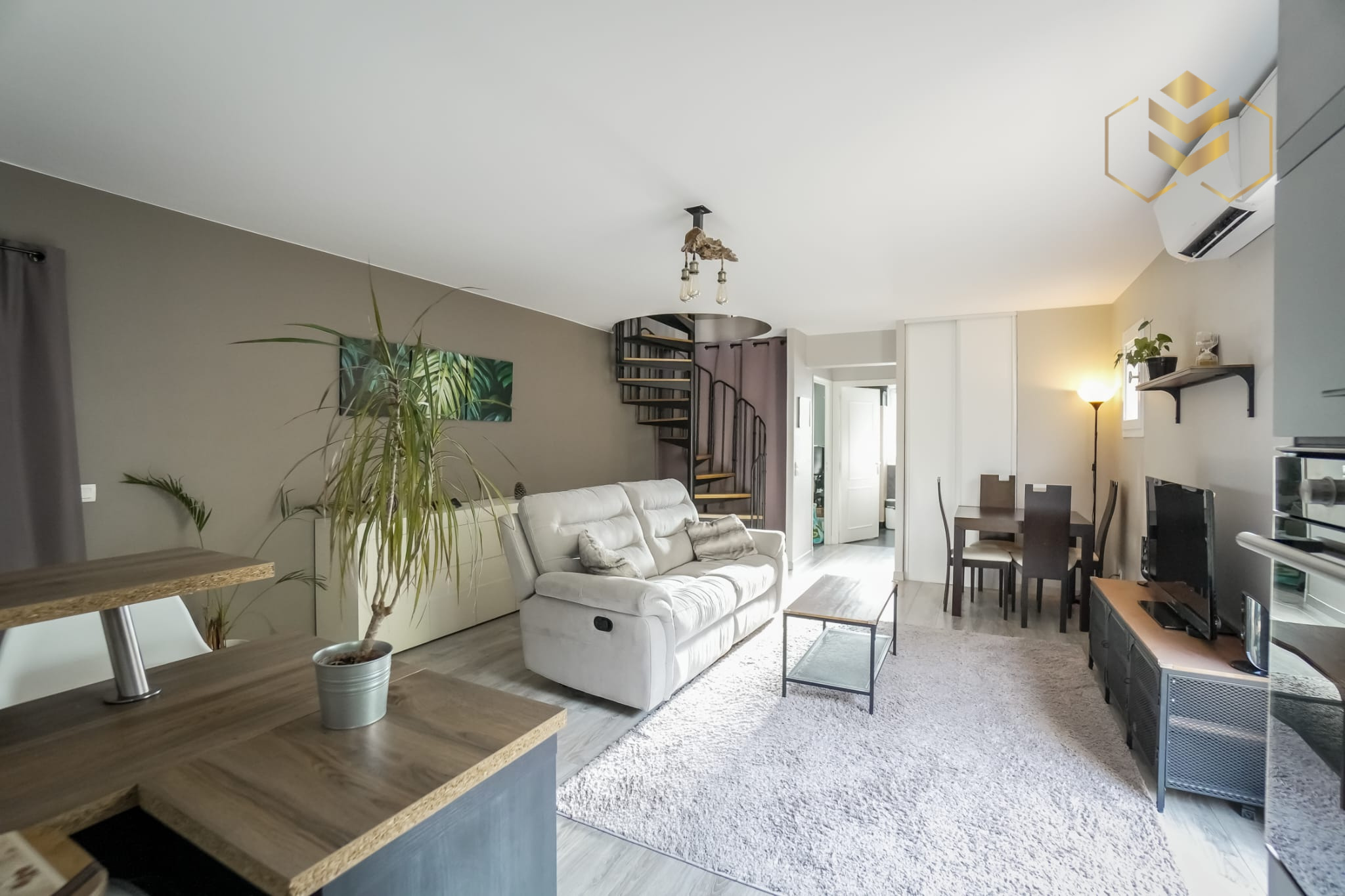 Agence immobilière de L & SO Côte d'Azur  / SOPHIE PARIS