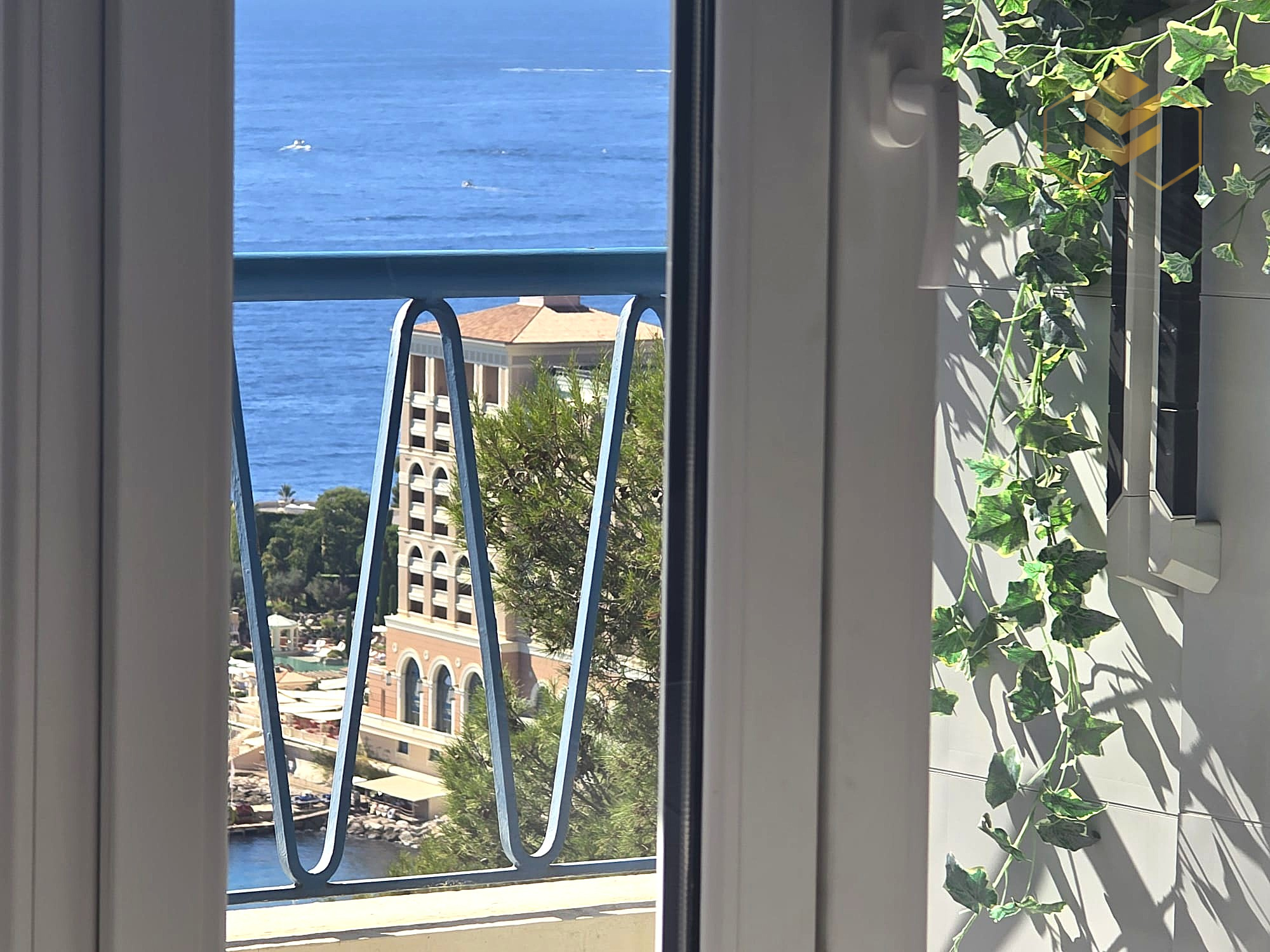 Agence immobilière de L & SO Côte d'Azur  / SOPHIE PARIS