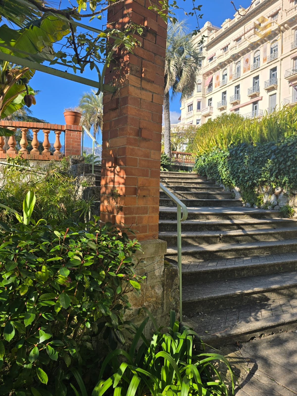 Agence immobilière de L & SO Côte d'Azur  / SOPHIE PARIS