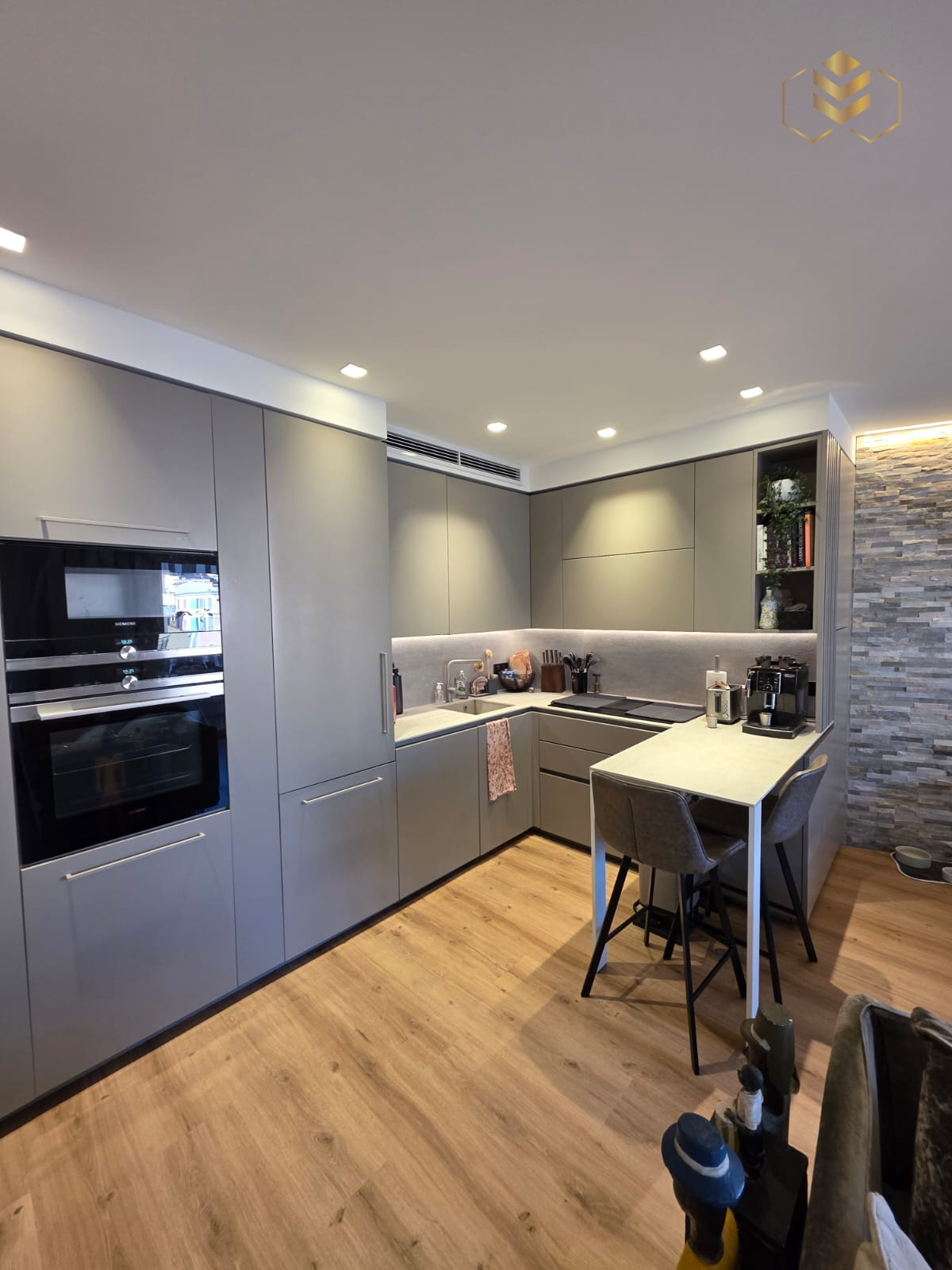 Agence immobilière de L & SO Côte d'Azur  / SOPHIE PARIS