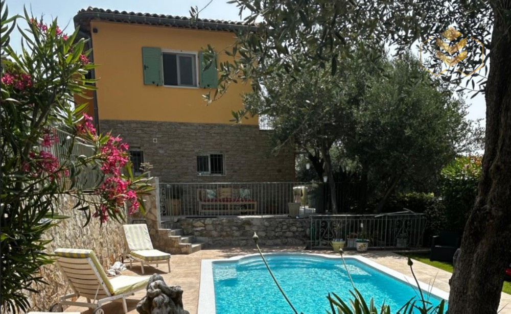 Agence immobilière de L & SO Côte d'Azur  / SOPHIE PARIS